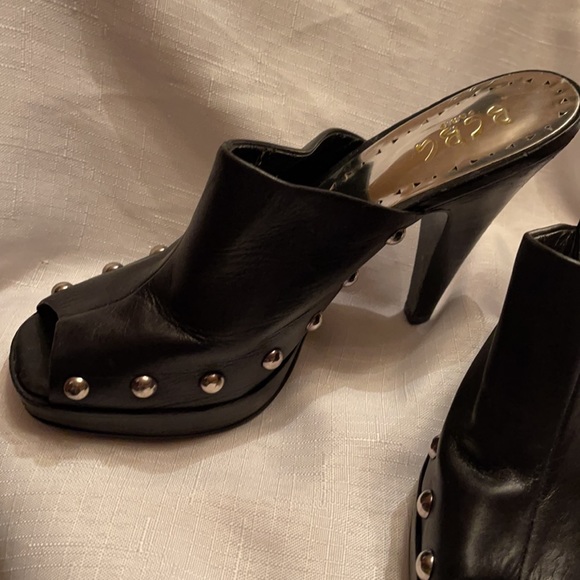 BCBG black leather size 7B mule with silver buttons - Picture 5 of 7